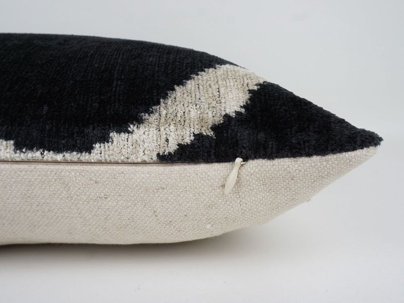 Kissenhülle Ikat „HANDMADE SILK/VELVET“ black/offwhite 40x60cm
