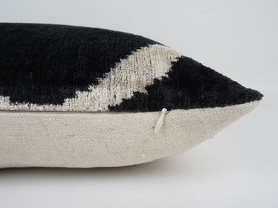 Kissenhülle Ikat „HANDMADE SILK/VELVET“ black/offwhite 40x60cm