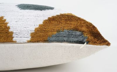 Kissenhülle Ikat „HANDMADE SILK/VELVET“ gold/braun/grau 50x50cm