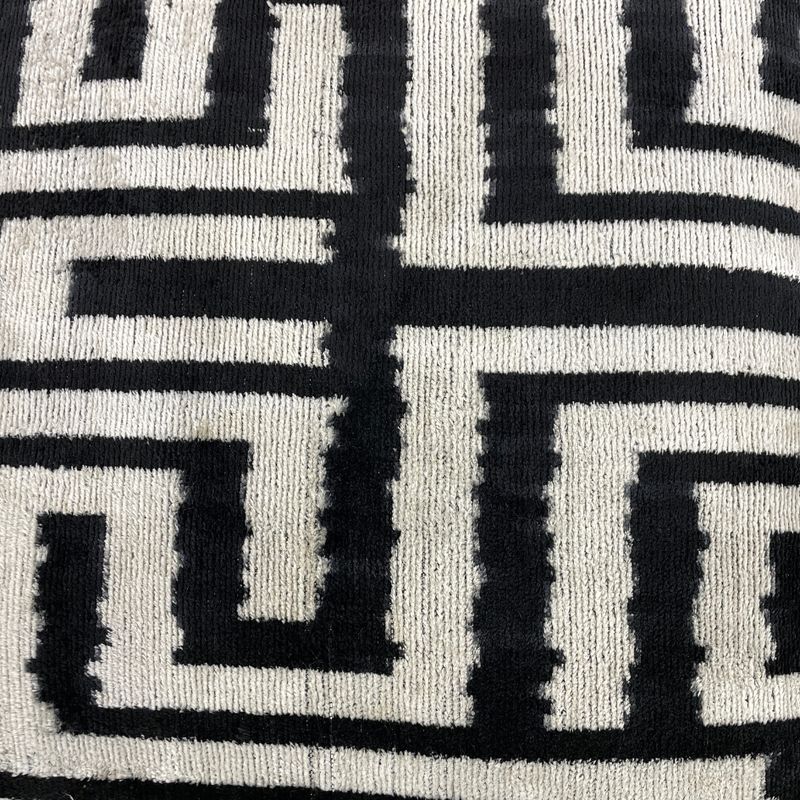 Kissenhülle Ikat „HANDMADE SILK/VELVET“ Labyrinth schwarz-creme 40x60cm
