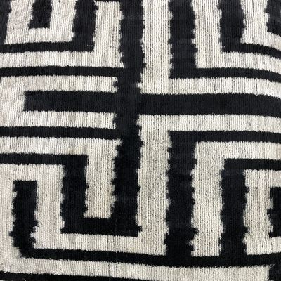 Kissenhülle Ikat „HANDMADE SILK/VELVET“ Labyrinth schwarz-creme 40x60cm
