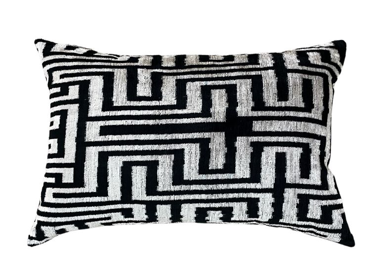 Kissenhülle Ikat „HANDMADE SILK/VELVET“ Labyrinth schwarz-creme 40x60cm Kissenhülle Ikat „HANDMADE SILK/VELVET“ Labyrinth schwarz-creme 40x60cm