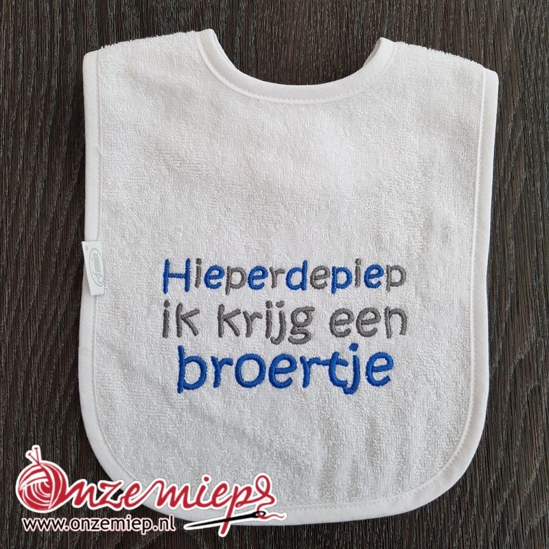 Witte slab met &quot;Hieperdepiep ik krijg een broertje&quot;
