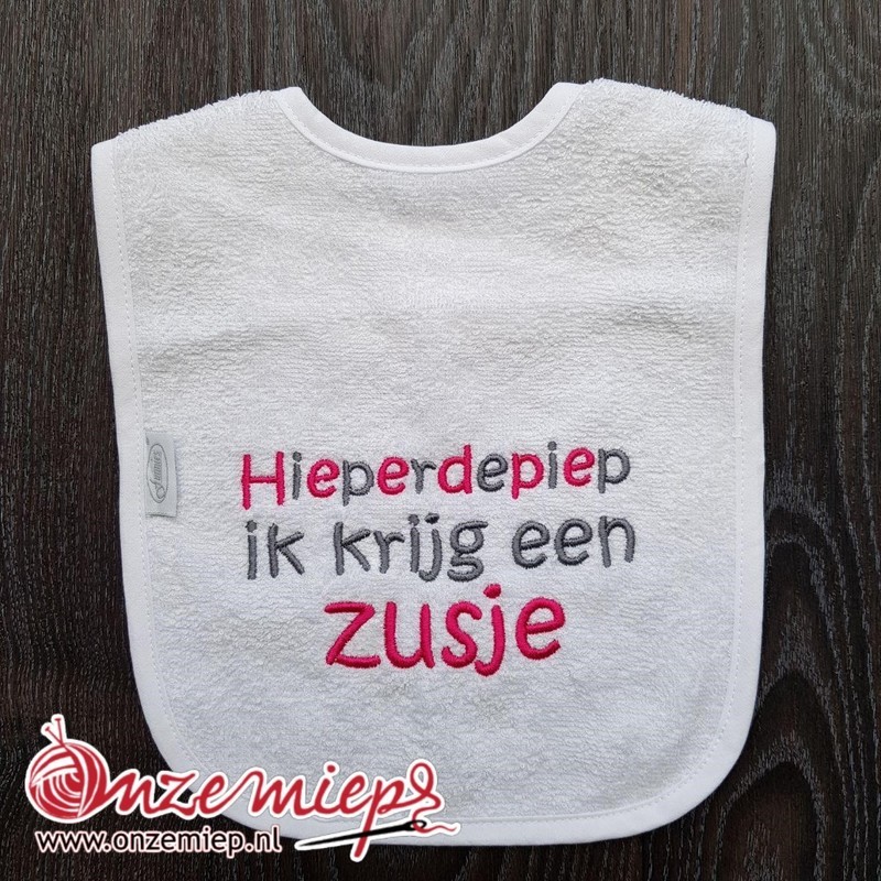 Witte slab met &quot;Hieperdepiep ik krijg een zusje&quot;