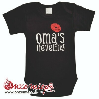 Zwarte romper met &quot;Oma&#39;s lieveling&quot;