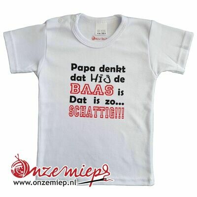 Wit baby shirt met &quot;Papa denkt dat hij de baas is. Dat is zo... Schattig!!!&quot;