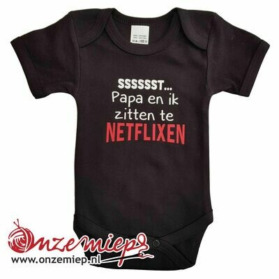 Zwarte romper met "Sssssst... Papa en ik zitten te netflixen" Zwarte romper met "Sssssst... Papa en ik zitten te netflixen"