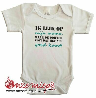 Witte romper met "Ik lijk op mijn mama, maar de dokter zegt dat het nog goed komt!"