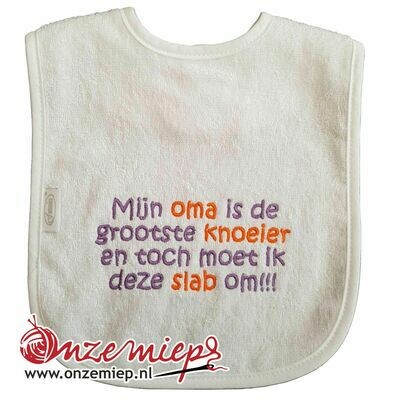 Witte slab met &quot;Mijn oma is de grootste knoeier en toch moet ik deze slab om!!!&quot;