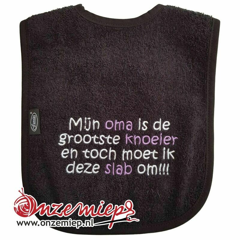 Zwarte slab met "Mijn oma is de grootste knoeier en toch moet ik deze slab om!!!"