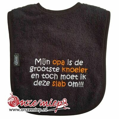 Zwarte slab met &quot;Mijn opa is de grootste knoeier en toch moet ik deze slab om!!!&quot;