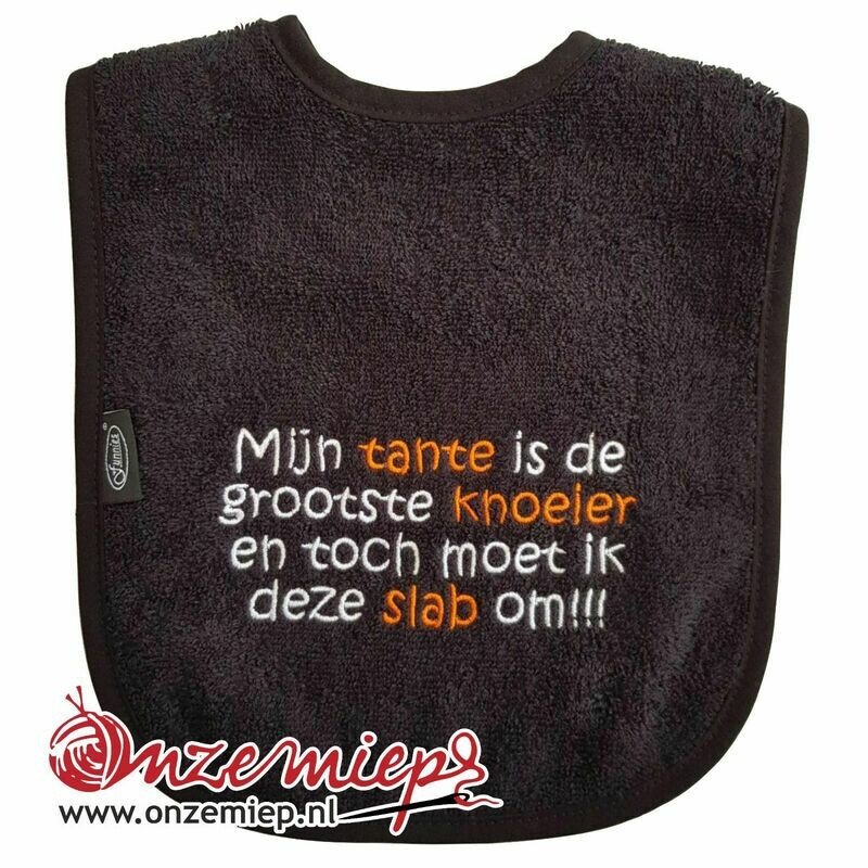 Zwarte slab met &quot;Mijn tante is de grootste knoeier en toch moet ik deze slab om!!!&quot;