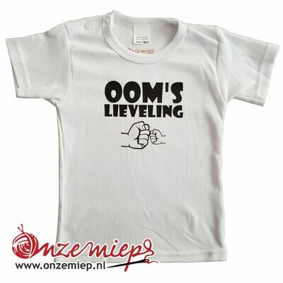 Wit baby shirt met &quot;Oom&#39;s lieveling&quot;