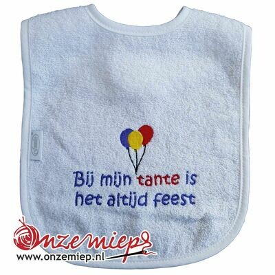 Witte slab met "Bij mijn tante is het altijd feest"