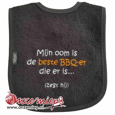 Zwarte slab met &quot;Mijn oom is de beste BBQ-er die er is... (zegt hij)&quot;