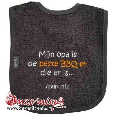 Zwarte slab met "Mijn opa is de beste BBQ-er die er is... (zegt hij)"