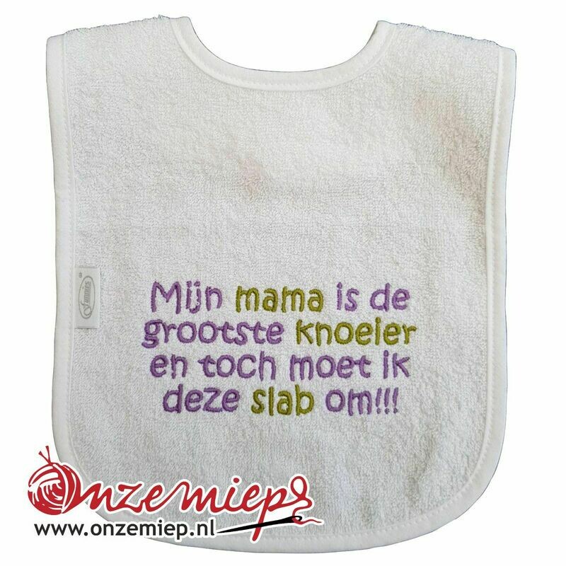 Witte slab met &quot;Mijn mama is de grootste knoeier en toch moet ik deze slab om&quot;