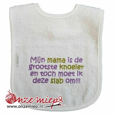 Witte slab met &quot;Mijn mama is de grootste knoeier en toch moet ik deze slab om&quot;