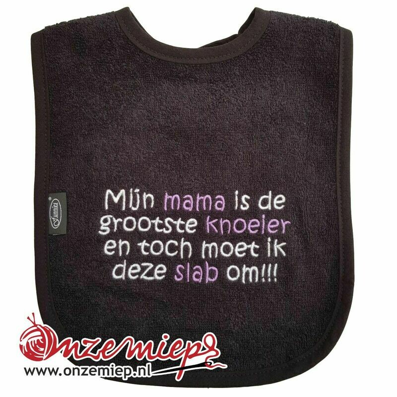 Zwarte slab met &quot;Mijn mama is de grootste knoeier en toch moet ik deze slab om!!!&quot;