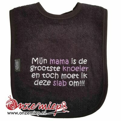 Zwarte slab met "Mijn mama is de grootste knoeier en toch moet ik deze slab om!!!"