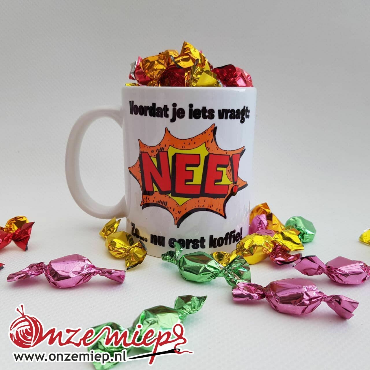 Mok of beker met &quot;Voor je iets vraagt: NEE! Zo... Nu eerst koffie!&quot;