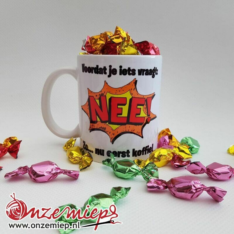 Mok of beker met "Voor je iets vraagt: NEE! Zo... Nu eerst koffie!"