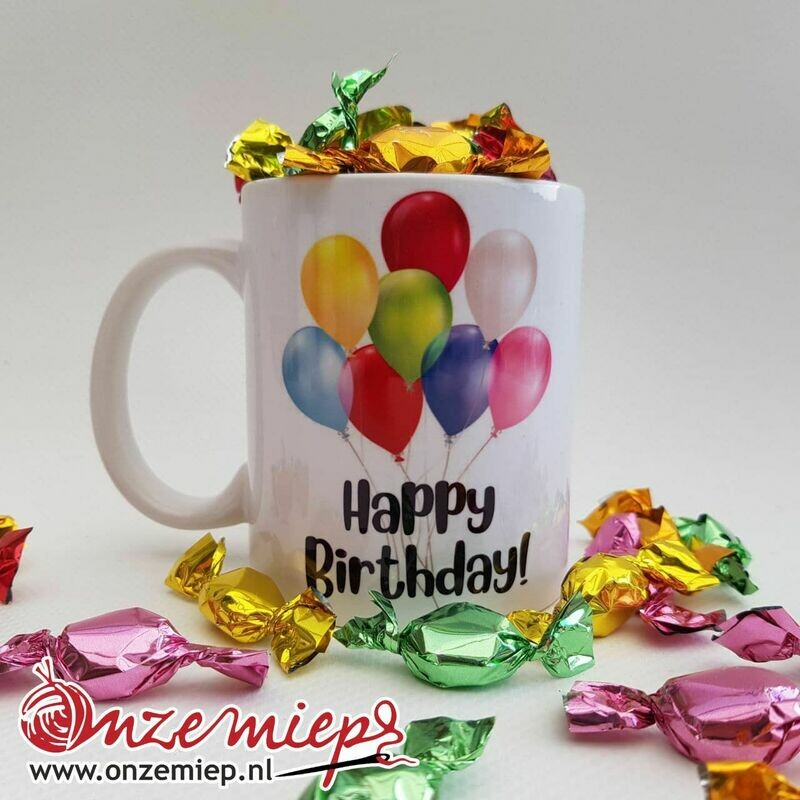 Mok of beker met &quot;Happy birthday!&quot;