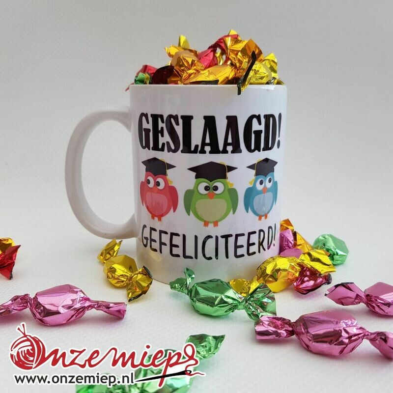 Mok of beker met &quot;Geslaagd! Gefeliciteerd!&quot;