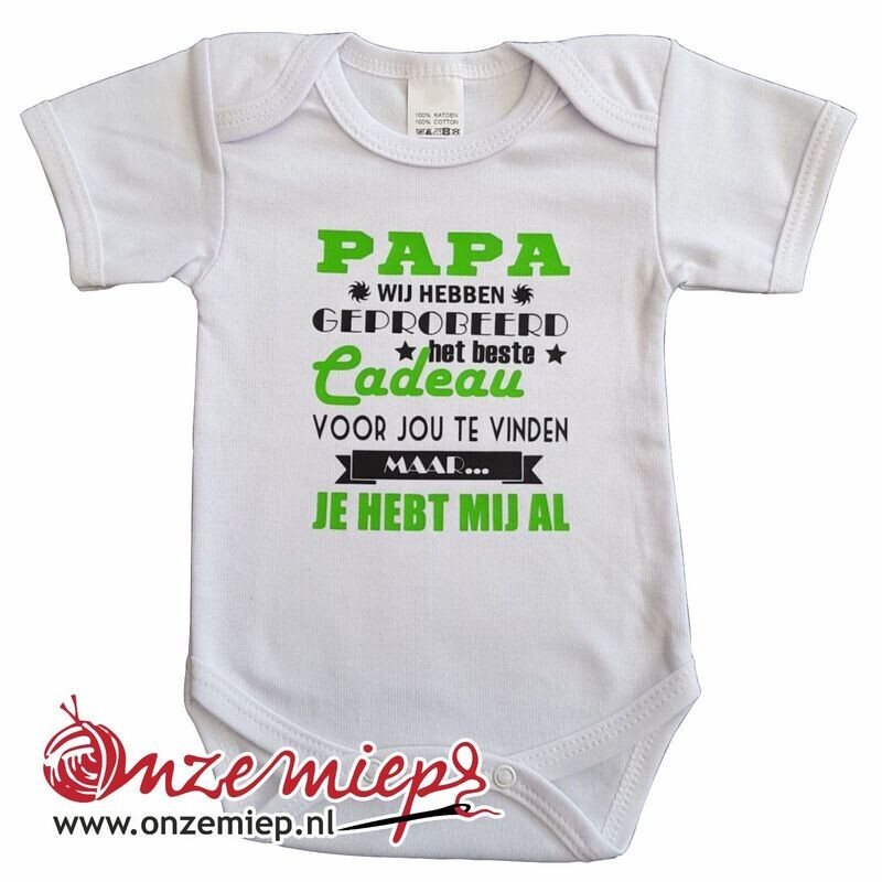 Witte romper met &quot;Papa, wij hebben geprobeerd het beste cadeau voor jou te vinden. Maar je hebt mij al&quot;