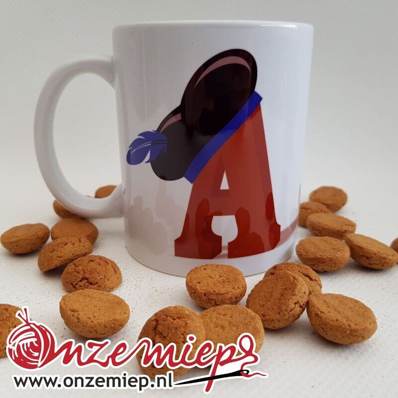Mok of beker met leuke afbeelding van letter en pietenmutsje - sinterklaas