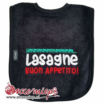 Zwarte slab met "Hmmmmmmmmmm... Lasagne Buon appetito!"
