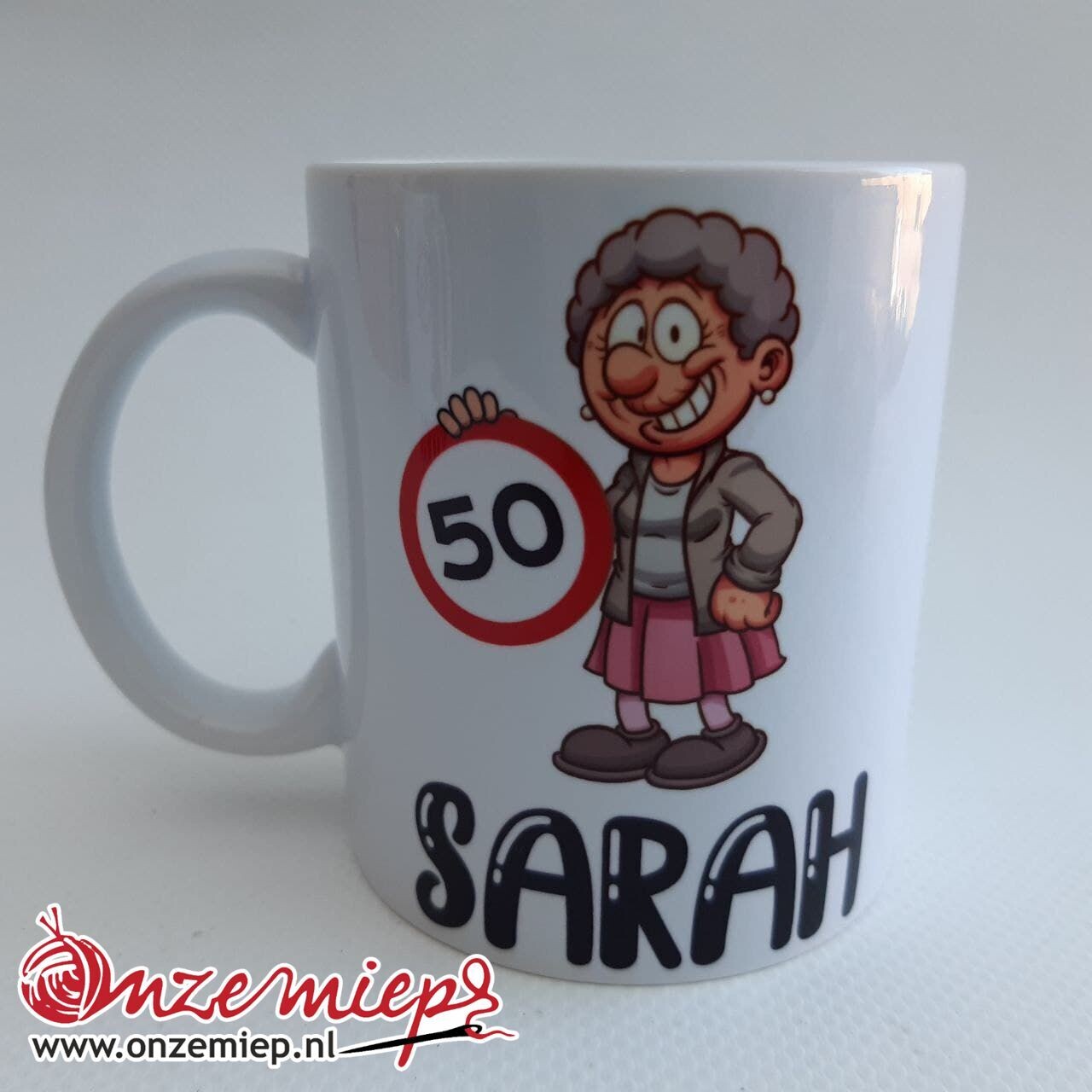 Mok of beker met &quot;Sarah - Van harte gefeliciteerd met je 50e verjaardag!&quot;, Inclusief zuurtjes?: Nee