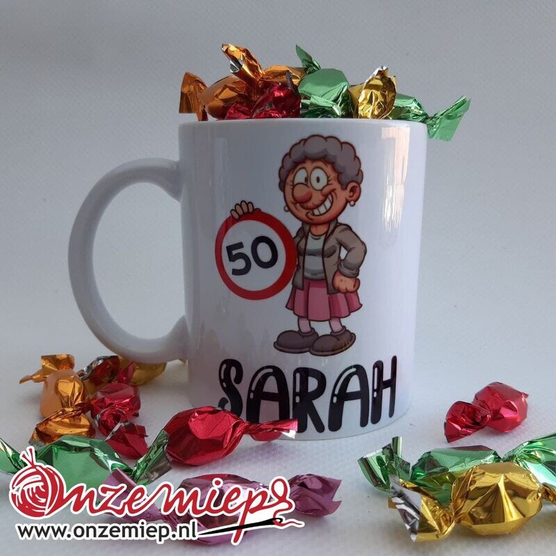 Mok of beker met &quot;Sarah - Van harte gefeliciteerd met je 50e verjaardag!&quot;