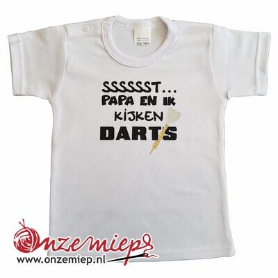 Wit baby shirt met &quot;Sssssst... Papa en ik kijken darts&quot;