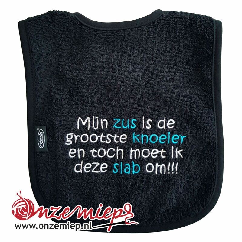 Zwarte slab met &quot;Mijn zus is de grootste knoeier en toch moet ik deze slab om&quot;