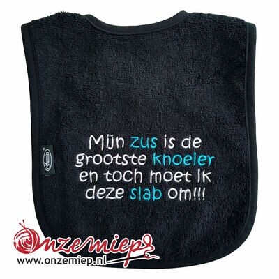 Zwarte slab met &quot;Mijn zus is de grootste knoeier en toch moet ik deze slab om&quot;