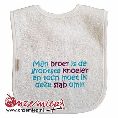 Witte slab met &quot;Mijn broer is de grootste knoeier en toch moet ik deze slab om&quot;