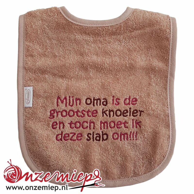 Pinkstone slab met "Mijn oma is de grootste knoeier en toch moet ik deze slab om!!!"