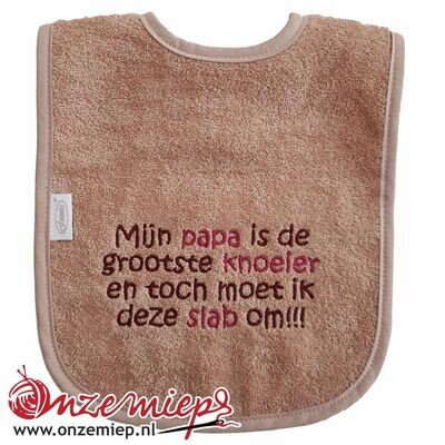 Pinkstone slab met &quot;Mijn papa is de grootste knoeier en toch moet ik deze slab om!!!&quot;