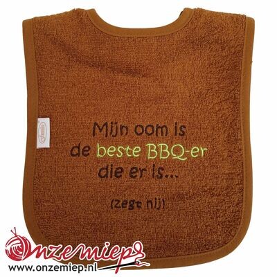 Bruine slab met &quot;Mijn oom is de beste BBQ-er die er is... (zegt hij)&quot;