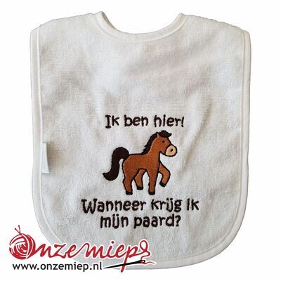 Witte slab met "Ik ben hier! Wanneer krijg ik mijn paard?"