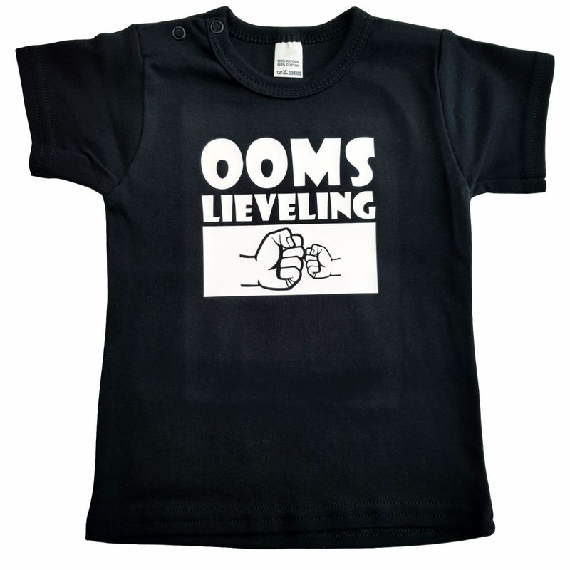 Zwart baby shirt met &quot;Ooms lieveling&quot;