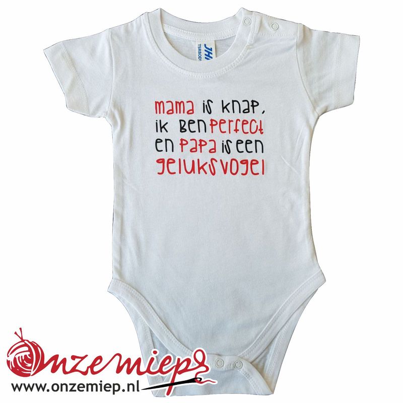 Witte romper met &quot;Mama is knap, ik ben perfect en papa is een geluksvogel&quot;