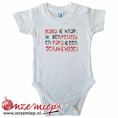 Witte romper met &quot;Mama is knap, ik ben perfect en papa is een geluksvogel&quot;