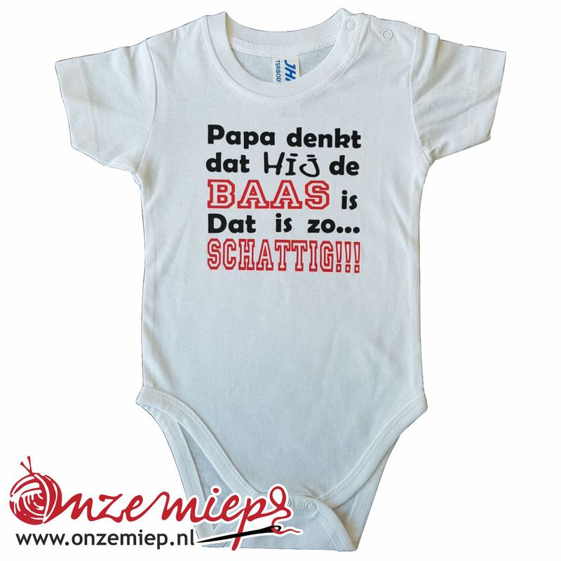 Witte romper met &quot;Papa denkt dat hij de baas is. Dat is zo... SCHATTIG!!!&quot;
