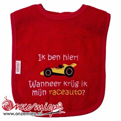 Rode slab met "Ik ben hier! Wanneer krijg ik mijn raceauto?"