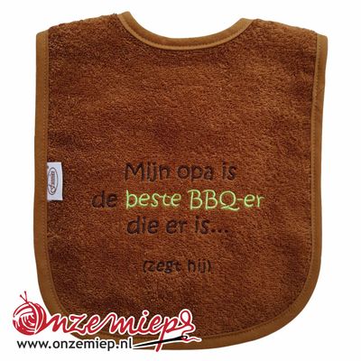 Bruine slab met &quot;Mijn opa is de beste BBQ-er die er is... (zegt hij)&quot;