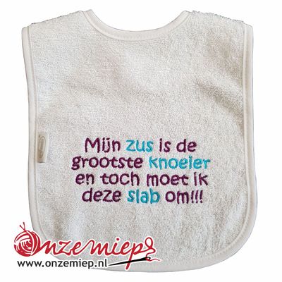 Witte slab met &quot;Mijn zus is de grootste knoeier en toch moet ik deze slab om&quot;
