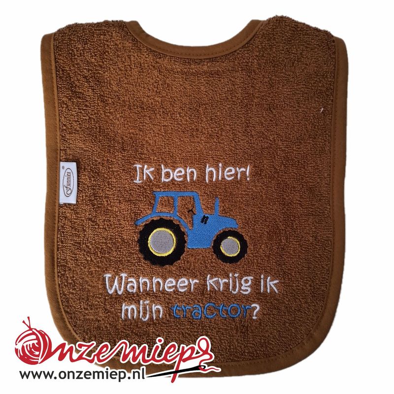 Bruine slab met &quot;Ik ben hier! Wanneer krijg ik mijn tractor?&quot; - Blauwe tractor