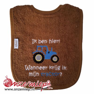 Bruine slab met &quot;Ik ben hier! Wanneer krijg ik mijn tractor?&quot; - Blauwe tractor